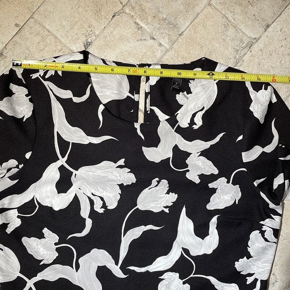 Banana Republic Factory black/white Floral Peplum Short Sleeve Blouse. Size S - Picture 7 of 10